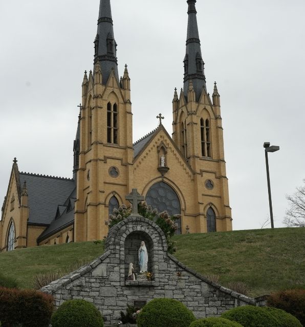 A photo of a Cathedral-style church, Saint Andrew's Catholic Church in Roanoke, Virginia.